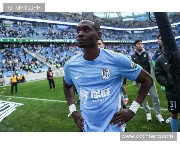 央视盛赞足球明星风采卓越颜值出众引发球迷热议 央视盛赞足球明星风采卓越颜值出众引发球迷热议