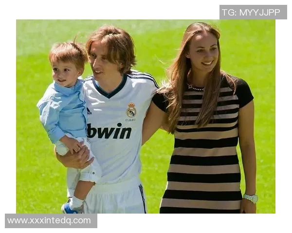 英超球星与女明星的浪漫故事揭示了爱情与事业的交织与挑战