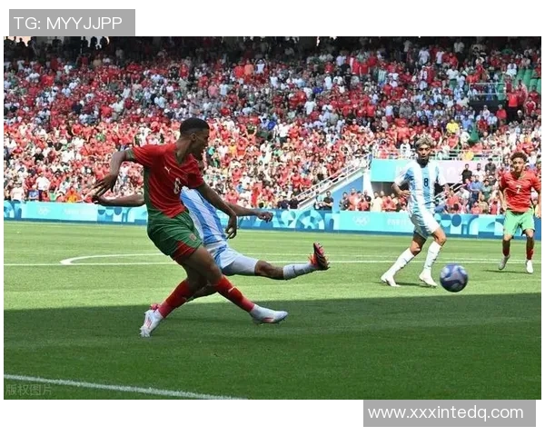 足球明星因比赛表现遭球迷怒斥被指懦夫引发热议视频曝光