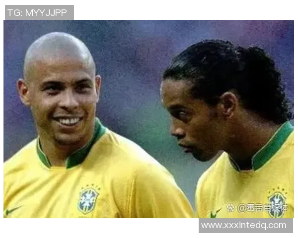 足球明星齐聚一堂与大罗亲密互动展现传奇魅力与足球精神