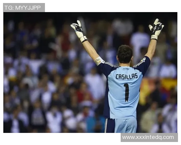 足球明星背影展现女性魅力与运动激情的完美结合